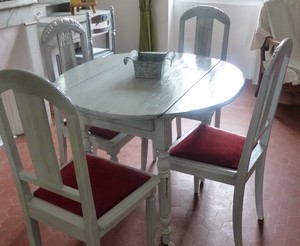 Lot 4 chaises gris gustavien avec table