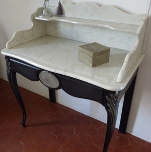 Table toilette LXV marbre patine noire et métal atelier patines saint cannat