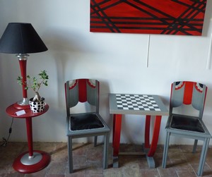 table bistrot échiquier avec chaise et décor